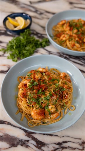 Matilda Ramsay on Instagram: "This spicy prawn linguine is the easiest way to impress with zero stress! 🌶️🦐 Fresh, tasty and super easy🍝🔥 Ingredients: * 1 shallot * 2 garlic cloves * 1 red chilli * 220g cherry tomatoes * Knob of butter * I pack of fresh peeled prawns (you can use frozen but just ensure you fully defrost them first) * 1 lemon Method: * Finely slice your shallot, de-seed and chop your chilli and mince your garlic * In a large frying pan, heat up som