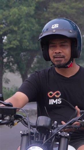 W175 bobber build is INSANE 🤯 #bobber #kawasaki #custom