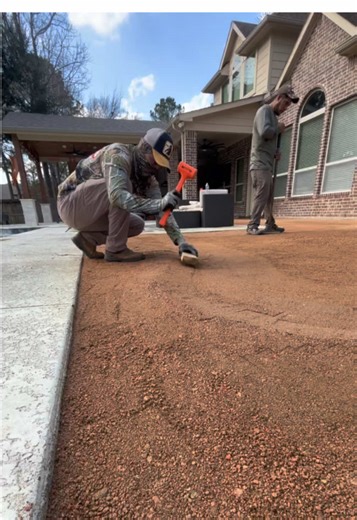 Precision starts below the surface. This is the foundation of a championship-level putting green — commercial-grade base, properly graded for drainage, compacted in controlled lifts, and screeded to exact elevation. • Correct aggregate selection • Moisture-balanced compaction • Laser-straight edges • Zero soft spots If the base isn’t perfect, nothing above it will be. At Supreme Landscaping, we build it right the first time. ⛳️ #SupremeLandscaping #HoustonTurf #PuttingGreen #ArtificialTurfHousto