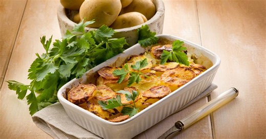 Ukusna musaka s mljevenim mesom, sirom i krumpirom