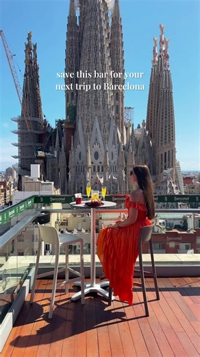 One of the best rooftop views in Barcelona 😍 The rooftop bar at Sercotel Rosellón has a front-row seat to the Sagrada Familia, and it’s honestly one of the most epic spots in the city for a drink with a view 🍹 It’s super popular though, so make sure to book your table in advance since reservations usually fill up weeks ahead. You can do it directly on their website, and trust me, it’s totally worth it for this view! Save this spot for your next trip to Barcelona! 📌 📍 Sercotel Rosellón Roofto