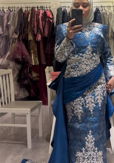 Guysss aku nk spill abt Bridal dari neraka yg aku dapat ni . Korang standby okkeyh ! Ni baju sanding aku mase 14 September 2025. Stay tuned tau . Kalau pihak sane masih liat nak bayar deposit aku balik memang aku spill dari awal aku deal dengan dia sampai settle pulang baju . Dari awal deal lagi memang dah mcm hanat yer . Tapi pikir dah bayar ribu ² je aku tahan sampai settle baju (custom). Korang boleh ambil pengajaran dan blacklist jela This Bridal ! Sebab aku dah research memang banyak yg ken