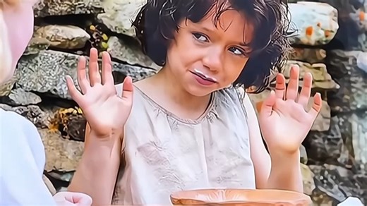 TCL电视Q10L，黑色边框很小，开机后按键响应速度快