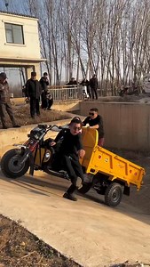 1.1K views · 775 reactions | Heavy-duty electric tricycles for transporting sand and gravel! #electricflatbedcart #electrictricycle #heavydutyelectric... | hashir | Facebook