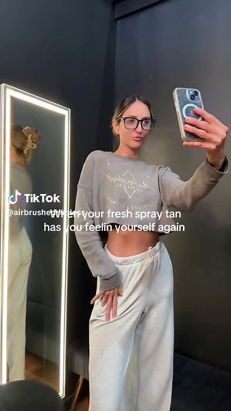 Need to get out of a slump, book a fresh custom spray tan 🖤 . #spraytanfeels #confidence #spraytanartist #glowingskintips #mommymakeover