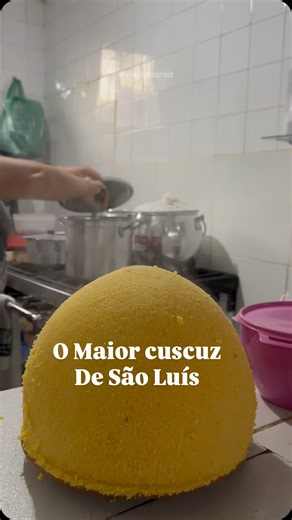 𝖵𝖨𝖠𝖩𝖠𝖣𝖮𝖲 𝖱𝖠𝖨𝖹 on Instagram: "No coração do movimento da feira da liberdade próximo ao antigo Mat@douro, a dona Sâmia é daquelas pessoas que já fazem parte da história do lugar. São mais de 30 anos de trabalho, acordando cedo e mantendo viva a tradição do café da manhã raiz que muita gente já conhece e faz questão de prestigiar. Por lá, não falta opção pra começar o dia bem servido: tem cuscuz de arroz e cuscuz de milho, sempre fresquinho, além de leitinho de coco grosso, mingau de mi