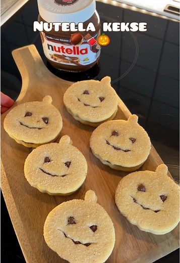 Nutella Kekse passend für Halloween 👻 Rezept für 6 Stück= Keksteig= 110g weiche Butter 40g Zucker oder Xylit 1x Vanille Prise Salz 175g Mehl Topping= Geschmolzene Butter Zucker Zimt Nutella #halloween #kekse #nutella #cookies #backen