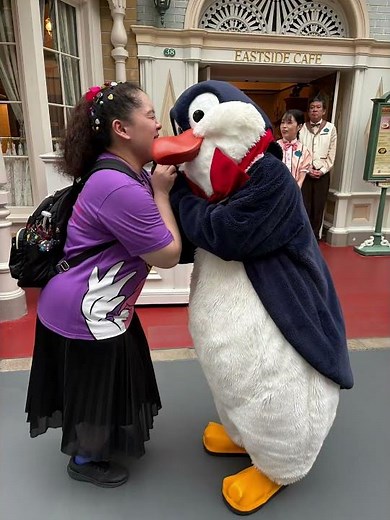 ペンギンさん単独で撮るかと思いきやひょっこりはんしてきたの‼️あーかわいすぎるー！🐧ディズニーランドキャラクターグリーティングメリーポピンズペンギンウェイターおすすめ