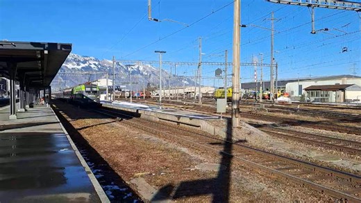 Gute Fahrt ins Wochenende allerseits... ❤️ ...mit dem EC 17785 Zürich HB (12.40) - Buchs SG (14.00) - Innsbruck Hbf (16.11) beim Lok- und Fahrtrichtungswechsel am Grenzbahnhof Buchs SG. Buchs SG, 15. Januar 2025 https://de.wikipedia.org/wiki/Bahnhof_Buchs_SG | info24 - ÖV Schweiz - Europa