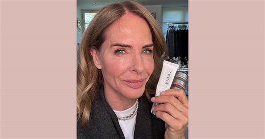 My quick 2 minute makeup routine (2m 54 seconds to be exact)... All makeup is Trinny London. Shop the collection https://trinny.co/2-minute-makeup BFF SPF 30 Cream in Light-Medium Flush Blush in Wiggs Eye2Eye in Wisdom Sheer Shimmer in Dido Lash2Brow mascara brow Just a touch concealer in Trinton | Trinny Woodall