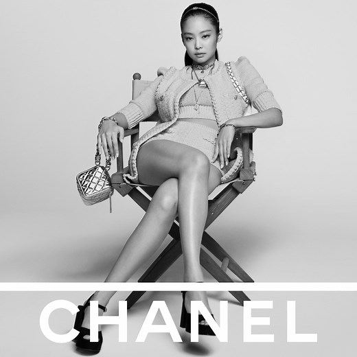 Posing behind and in front of the lens, Lily-Rose Depp, Rebecca Dayan, Quannah Chasinghorse-Potts, Alma Jodorowsky and JENNIE embrace the role of both photographer and fashion muse in looks from the CHANEL Spring-Summer 2022 Ready-to-Wear collection by Virginie Viard.​ ​ The film of the show will be revealed on October 5th from 3pm, Paris time.​ ​ Portraits by Inez & Vinoodh.​ Camera Fujifilm XT3 | CHANEL