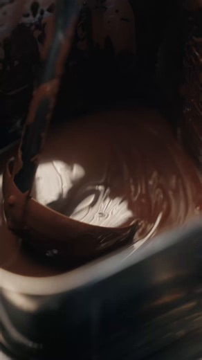 R COFFEE STAND × La Maison du R高島屋新宿店「美味コレクション・グルメフェス」4/16（Thu）〜4/22（Wed）open 10:30〜close 19:30 （最終日は18:00まで）＊パキッとコーヒーモカカップの内側をチョコレートでコーティングした、遊び心あふれる体験型ドリンクです。カップを外側から押すと、チョコが“パキッパキッ”と心地よく砕け、ドリンクとの一体感を楽しめます。 ベースには、いちごのような華やかな香りが特徴の希少なコーヒー豆「Colombia Strawberry Natural」を使用。ふわっと鼻に抜けるベリーの風味と、濃厚なチョコレートのハーモニーをご堪能ください。¥1,250（税込）特定原材料等28品目：乳成分・大豆イートイン限定商品美味しいコーヒーとスイーツをご用意してお待ちしております☕️🍰#rcoffeestand #アールコーヒースタンド#lamaisondur#パキッとコーヒーモカ#美味コレクション