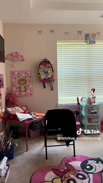 Add these cute little sticker bows to my baby wall ! She been asked for them, and I finally found them !!! #bows #wallpaper #decorating #decor #cleaning