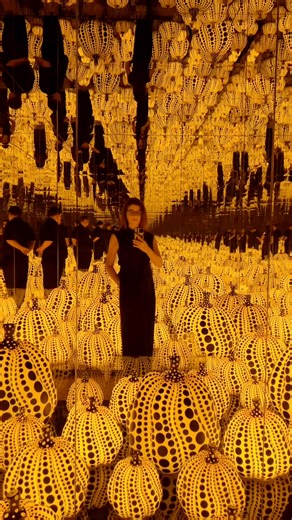 🎃 For the first time since 2018, the Dallas Museum of Art has installed Yayoi Kusama’s All the Eternal Love I Have for the Pumpkins, an iteration of the artist’s iconic Infinity Mirror Rooms incorporating one of the artist’s quintessential symbols, the pumpkin. Tickets are on sale now! 🖤🧡 #DMAKusama #DMAjourney | Cynthia Smoot
