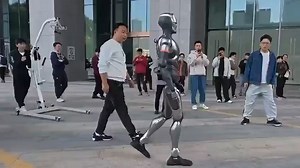 中国街头做测试的人形机器人 - T100