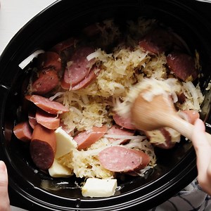 🥬Full Recipe: https://www.themagicalslowcooker.com/kielbasa-and-sauerkraut/ 🥬Crockpot Kielbasa and Sauerkraut! | The Magical Slow Cooker