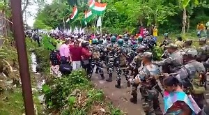 CPI-M's youth wings broke police barricade in protest against teachers' crisis in Kumarghat. TIWN Video Aug 13, 2022 | Tripurainfoway