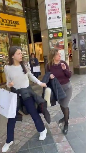 Effrayée les passants dans la rue 🤣 (CAMERA CACHÉE)