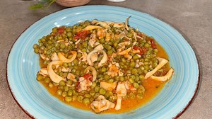 748K views · 9.2K reactions | Seppie e piselli morbidissime Seppie 1 kg Pisellini 600 g Pomodorini in scatola 350 g Cipolle bianche 1 1 bicchiere di vino bianco Olio extravergine d'oliva q.b. Sale fino q.b. Prezzemolo q.b. Brodo vegetale q.b. Pepe nero q.b. | Carlo Gaiano | Facebook