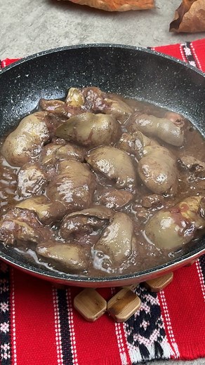 Ficatei de pui cu ceapa si usturoi la tigaie. 400gr ficatei 1 cana de lapte sare 2-3 cuburi de unt 1 ceapa 1 cana de apa 4 catei de usturoi patrunjel Mamaliga 1 parte de malai 3 parti de apa sare dupa gust #ficatei | Ella Cooking