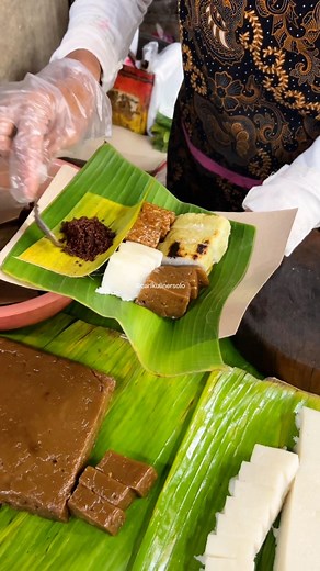 Kuliner Solo on Instagram: "#ASMR CARI KULINER JADAH BLONDO ENAK DI PASAR GEDE 🥳 Yakin enak soalnya jadahnya gurih dan pulen bangett, ngga keras. Apalagi jadahnya itu dapet extra blondo yang banyaaak. Kombinasi pas buat dicemal cemil. Harganya aja 10K doang perporsi murmerrr khaaan 🫰 Mbak yang jual juga ramah dan pake sarung tangan kalo ngejualin. Bisa juga cobain menu lain ada jenang, getuk pisang, wajik, dan gandos. Mau campur bisaaaa. Gas kapan? __________ Jadah Blondo Mbak Siska 📍Samping 