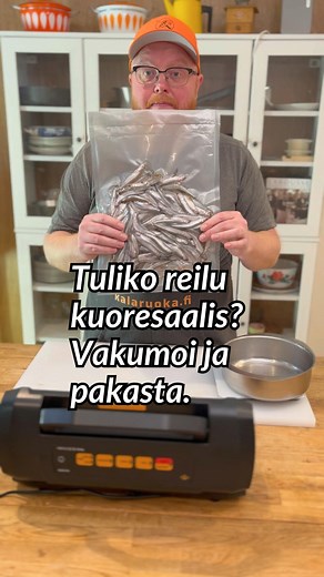 ⏰ KALAFAKTA: Tiesithän, että kuoresaalis kannattaa (ja sen voi) vakumoida ja pakastaa? Ja mikä on tuoreena pakastettu, on tuore myös sulatettuna. Ja laatu säilyy pakastimessa pitkään – siis ainakin vakumoituna. Kuore on melko hentorakenteinen pikkukala, joten ei kannata vetää vakuumia aivan täysille, mutta kuitenkin napakaksi. Tällaiset videon pikkukuoreet käytetään – ainakin meillä – kuten neulamuikutkin, joten ei tarvitse perata tai puhkoa. Mutta saa toki, jos haluaa askarrella. Isommat kuoree
