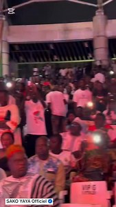 🔥 GRAND CONCERT – Dez altino 🔥 📍 Palais de la Culture C’était tout simplement phénoménal. Salle totalement remplie, portes fermées, et pourtant des centaines de personnes luttaient encore pour entrer. Les nationales du Burkina Faso et de la Côte d’Ivoire se sont retrouvées dans une même salle pour porter un message fort : la paix et l’unité entre les deux pays 🇧🇫🤝🇨🇮 Moment fort en émotion : Dez Altino, grand chanteur burkinabè, a profité de sa présence sur scène pour rendre hommage à la 