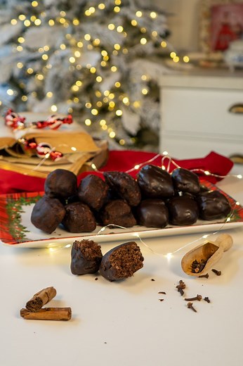 Mostaccioli pugliesi: ricetta originale I mostaccioli pugliesi sono un dolce antico, profumato e legato alla tradizione delle feste. Ogni aroma – agrumi, spezie e mandorle – racconta storie di mani esperte e cucine calde, dove il tempo si ferma per assaporare la dolcezza della Puglia. ⸻ 🥣 Ingredienti per preparare i mostaccioli pugliesi: • 500 g di farina 00 • 250 g di mandorle tostate e tritate grossolanamente • 150–170 g di zucchero semolato • 50 ml di olio d’oliva • Scorza grattugiata o frul