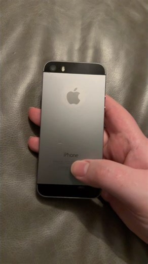 iPhone 5s on iOS 7 in early 2026 #apple #tech