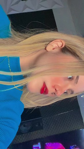 Exploring Relaxed Style: Hair and Fashion Tips