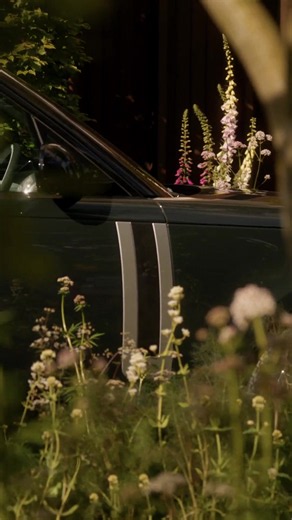British craftsmanship, shaped for a more sustainable future. Range Rover Electric comes into focus at ‘The Cloister’, a calm sanctuary designed by Alexandra Noble for RHS Chelsea Flower Show 2026. #RangeRover Refer to the comments for the finer details.