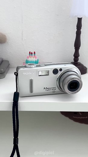 Super Cute Sony Cybershot DSC-P7 - Vintage Digital Camera for Photography