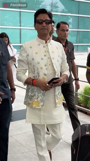 Kumar Vishwas Spotted at the Airport | FilmiBeat