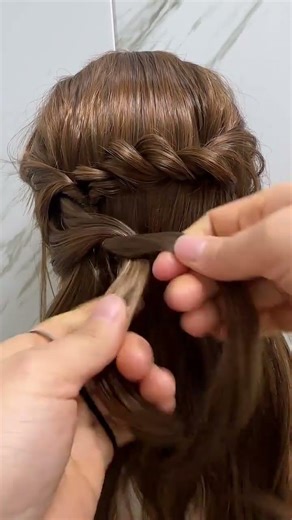 Master the Graceful Updo: A Step-by-Step Beauty Guide
