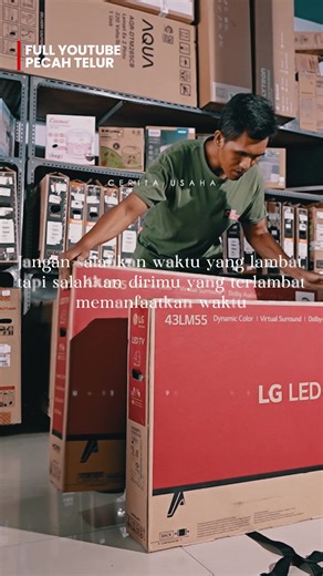 Dulu Mas Udin sempat berhenti kuliah karena utang dan biaya kuliah yang berat. Ia lalu kerja serabutan, jadi kuli, sampai pernah kesulitan uang untuk kebutuhan sehari-hari. Dari kondisi itu, ia terus cari jalan sampai akhirnya mulai jualan elektronik di Blitar. Awalnya ia menjual laptop, HP, dan TV, tapi TV jadi barang yang paling cepat laku. Dari situ usahanya berkembang, mulai dari puluhan unit, tambah reseller, sampai berani sewa ruko. Sekarang Rizqi Elektronik bisa menjual sekitar 200 unit p