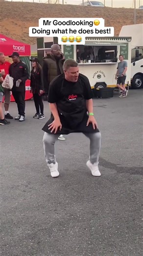 You know where to find Johnny Goodlooking when this song comes on…😂👌🏼🙆🏼‍♀️#fyp #dance #festival #nkalakatha #madeirense