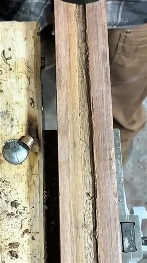 making smooth grooves on wood surfaces using a router plane tool to ensure precise woodworking