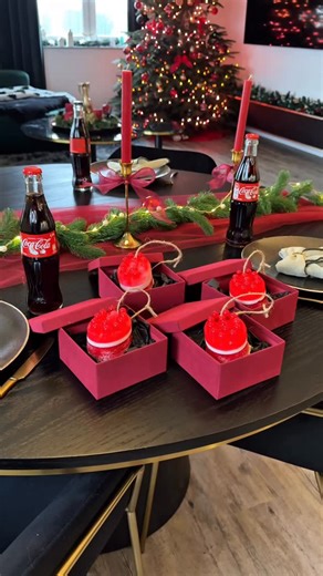 Karina on Instagram: "Anzeige | Weihnachten ist die schönste Zeit des Jahres - aber auch oft ganz schön voll. ✨🎄 Umso wichtiger sind kleine Pausen im Alltag, die wir bewusst genießen. Mit einer eisgekühlten Coca-Cola nehme ich mir genau diesen Moment. Scannt den QR-Code auf der Flasche, entdeckt die Coca-Cola App und macht mit etwas Glück bei den Weihnachtsaktionen mit. @cocacola_de #CocaCola #CocaColaChristmas #RealMagic"