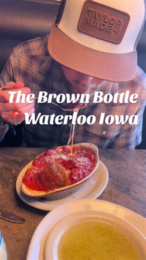 Who doesn’t love a good pasta night the perfect spot for date night in the Waterloo area check out Brown Bottle. Their pasta is always hits the spot and you would be a fool to not over indulge on there warm garlic bread @waterloo brown bottle @Experience Waterloo #waterlooiowa #iowaeats #iowa #iaflightsandbites #datenight