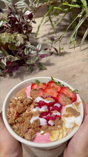Raspberry cheesecake smoothie bowl Made by: @regs_eats_feels...