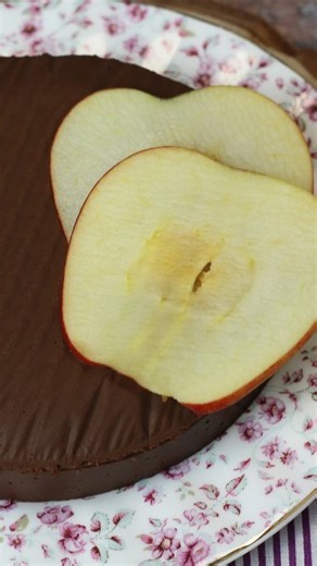 Chocolate and apple fudge, the super-easy dessert you can make with just 2 ingredients!