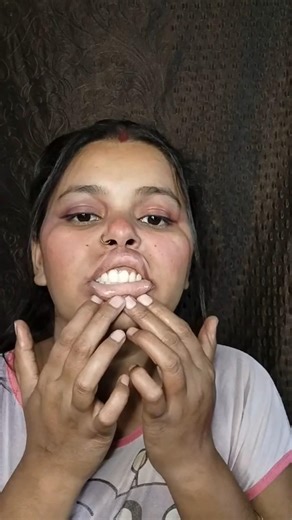 Plum lips hack 😱😱💋💄lipstickhack #plumplips #makeuphack #shortvideo #Trending #viralshort #shorts #yt