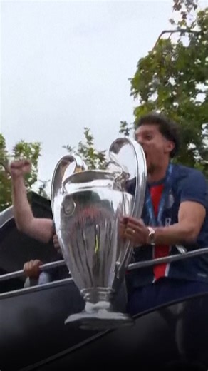 «Champion mon frère !» crie plein poumon le capitaine du PSG ! «On est champion ! On est champion !» s’exclame Kimpembe. Ambiance folle sur les Champs-Élysées. | Le Figaro