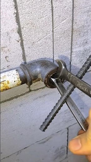 Learn how to remove the threads from a broken pipe #tips #construction