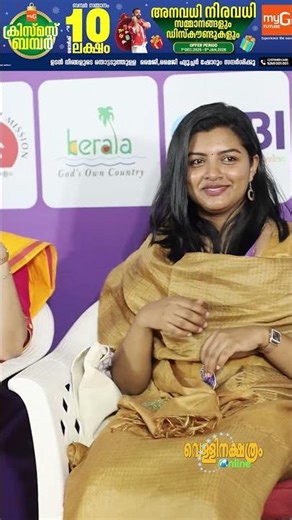 ഐ എഫ് എഫ് കെ ഡിലീഗേറ്റ് ഐഡി കാര്‍ഡ് മാധ്യമങ്ങള്‍ക്ക് കാട്ടികൊടുക്കുന്ന ലിജോമോള്‍...