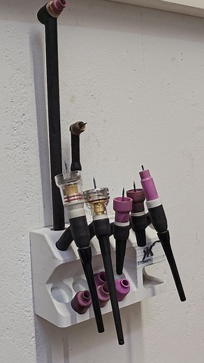 Everything in its place! 🔩🧱 This 3D-printed block keeps the torch heads for TIG welding perfectly organized. The Fronius Multilock system – simply brilliant #austriawelder #froniusiwave #froniusösterreich #froniuscup #froniusfamily #froniusinternational #froniusfriday #forstenlechner | Austriawelder