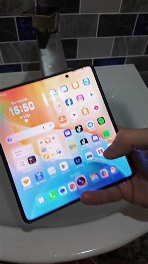 HONOR Magic V5 Submersion Water Test - it will die?