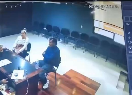 ¡¡¡ CAPTAN A DIRECTORA DE SERVICIOS PÚBLICOS DE IXTAPALUCA RECIBIENDO “MOCHES” !!! Es Nora Chávez, directora de Servicios Públicos del Gobierno Municipal de Ixtapaluca, quien fue grabada recibiendo el pago de una extorsión que exigió a los recolectores de basura a cambio de dejarlos trabajar. En las imágenes se aprecia que la funcionaria contó un fajo de billetes. Debido a que Chávez no cumplió con su promesa hasta el palacio municipal han arribado la mañana de este miércoles las víctimas a bord