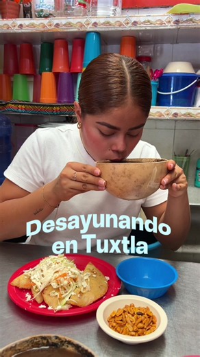 Desayuno típico en Tuxtla: pozol y empanaditas del mercado 5 de mayo