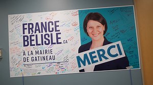 Félicitation France Bélisle, mairesse indépendante de Gatineau 🥳🍾🥂🎊 La fébrilité était palpable. L’ambiance était présente. Il ne restait plus qu’à avoir le résultat des votes. La radio était au maximum et nous tenait informer des pourcentages de vote qui augmentait à chaque instant. Ils ont sorti la bière. TVA, LCN, Radio Canada, 104.7 Fm, Gatineau.TV; ont étaient tous là. Chaque fois qu’on mentionnait le nom de France Bélisle, son équipe criait de joie et de bonheur. Quand elle était enfin